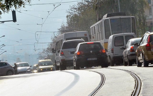 Иванов не се притеснява да кара по трамвайната линия в насрещното платно