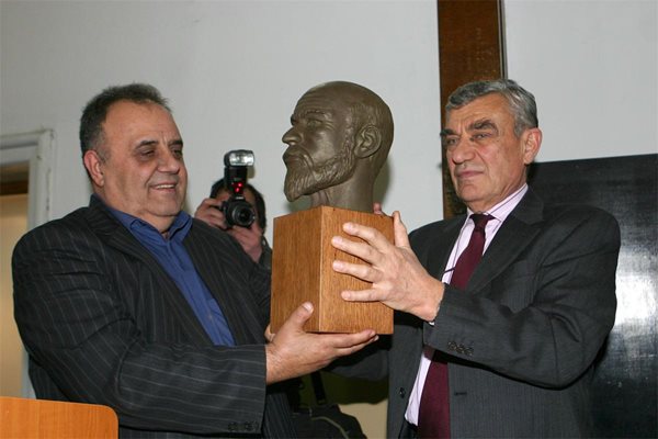 Антропологът проф. Йордан Йорданов дарява на директора на НИМ проф. Божидар Димитров възстановка на главата на цар Самуил.