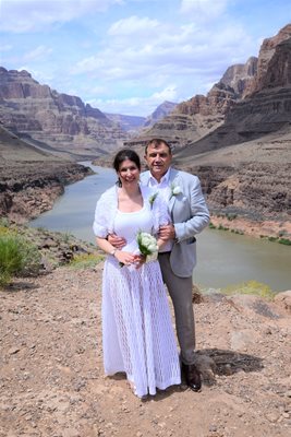 Николай Вълканов и любимата му Румяна се ожениха на Гран каньон на 30 април, днес правят църковна венчавка.