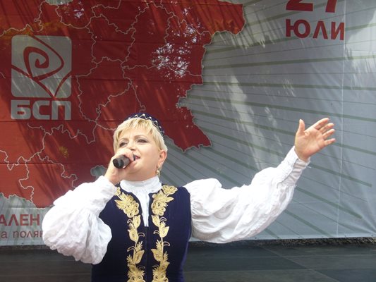 Преди да запее, Николина Чакърдъкова заръча на социалистите да вземат своето на местните избори през есента.