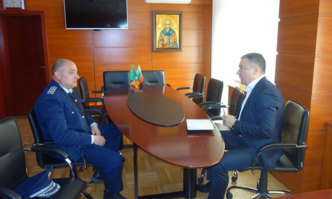 Кметът Николай Димитров и гл.инспектор Коста Кирязов обсъждат извънредните мерки.