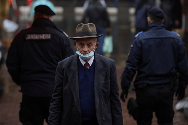 Носенето на предпазна маска на обществено място в Румъния е задължително. СНИМКА: Ройтерс