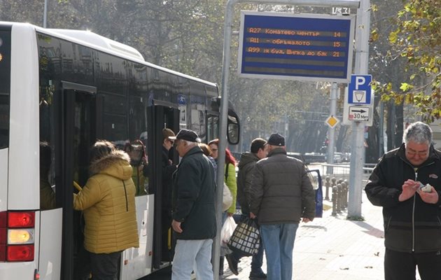 Информацията по таблата на спирките все още е неточна и непълна за пристигащите автобуси.
