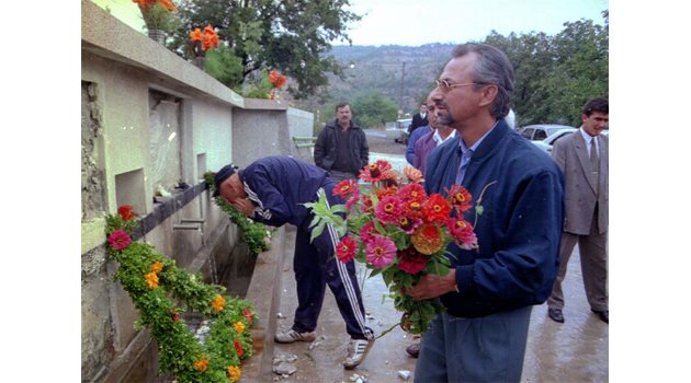 ПОКЛОН: Сокола поднася цветя на турците, осъдени за терористичните актове в България през 80-те. 
