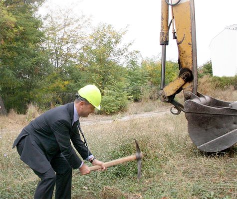 Проф. Карен Джамбазов направи първа копка на новата база на Белодробна болница.