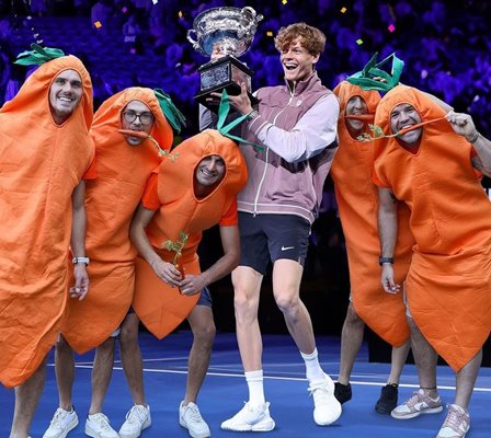 Яник Синер сподели безценния миг на вдигането на трофея от Australian Open - първата му купа от “Големия шлем”, заедно с “Морковените момчета”.

СНИМКИ: CAROTA BOYS И US OPEN
