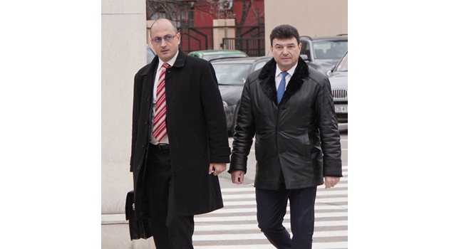 Живко Мартинов (вдясно) и адвокатът му Христо Ботев вървят към специализирания съд.