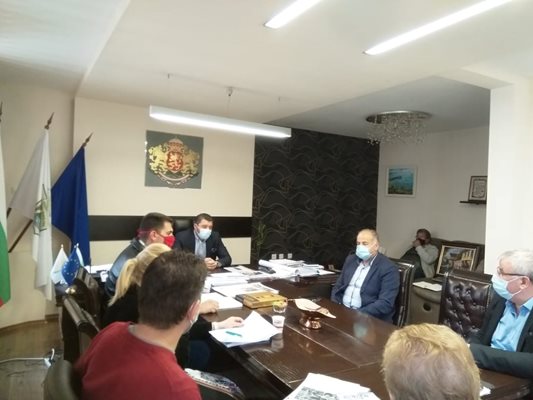 Срещата с кметовете и превозвача се състоя в административната сграда на община "Родопи"