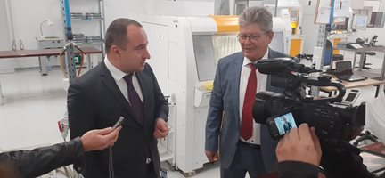 Сега 50, а до месеци 150 ще работят в нов завод за оптични технологии до Пловдив