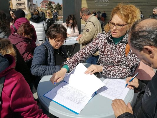 В града тръгна подписка до правителството на Кирил Петков да отмени референдума от времето на Борисов.