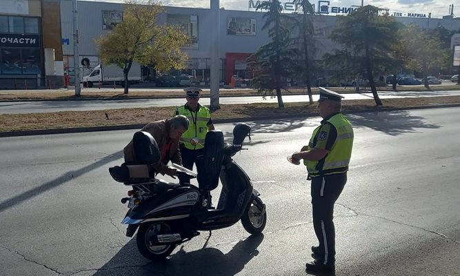 Пътни полицаи проверяват мотори и коли на бул. "Мария Луиза" в Пловдив. Снимки: Авторът