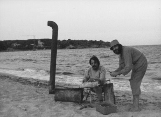 Иван Гарелов и художникът Георги Липовански варят боб на морския бряг.