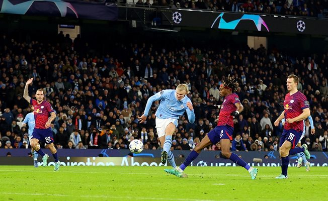 Нападателят на "Манчестър Сити" Ерлинг Холанд вкорва гола си във вратата на "Лайпциг" в мач от Шампионската лига. Снимка: Ройтерс