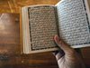 Задържаха двама, опитали да продадат 2 Корана на по 1000 години в Турция