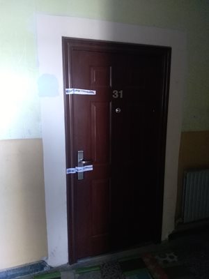 Запечатаната врата на жилището на Ивелина.