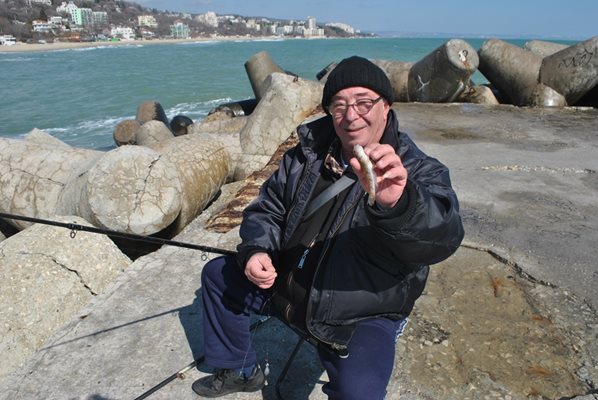 Здравко Иванов от Варна е един от малцината, които подраниха с търсенето на попчета в студената още пролет.