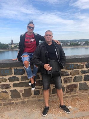 Тонов и съпругата му пускат във Фейсбук снимки от пътешествията си