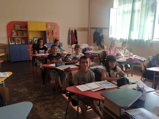 Децата учат в обновени класни стаи