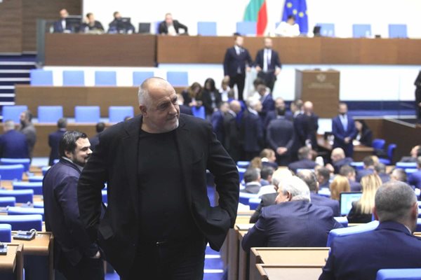 Лидерът на ГЕРБ Бойко Борисов излиза от пленарната зала след депутатския бой