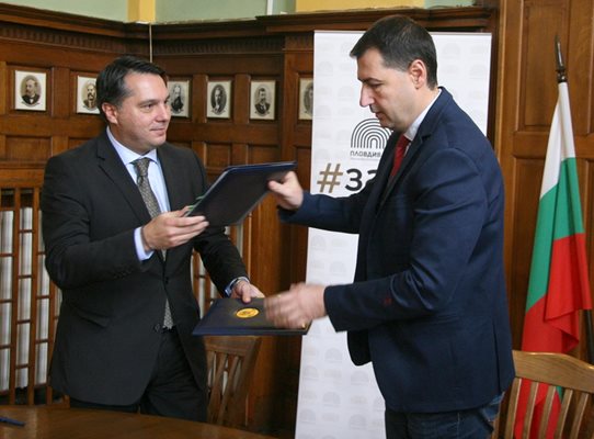 Борислав Велков и Иван Тотев си размениха папките с меморандума. Снимка: Евгени Цветков