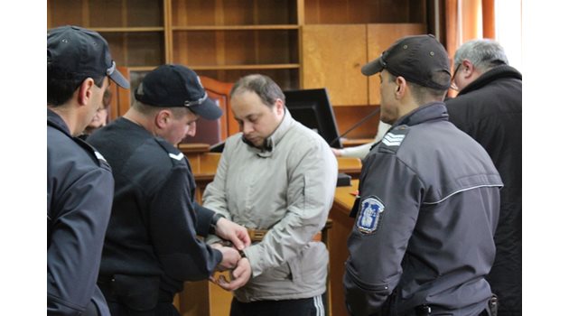 Служители на “Съдебна охрана” отвеждат в линейката колабиралия в съдебната зала Христо Спасов.