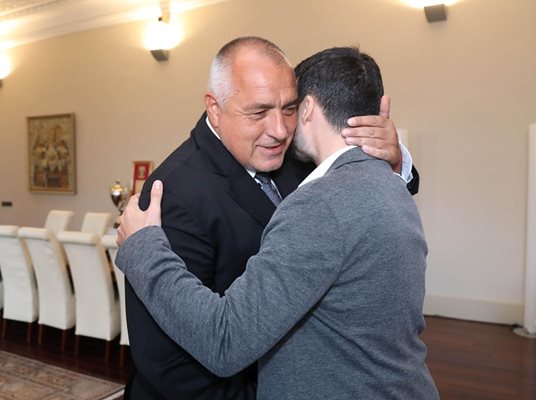 Премиерът Бойко Борисов посрещна сърдечно Желяз Андреев в кабинета си. 