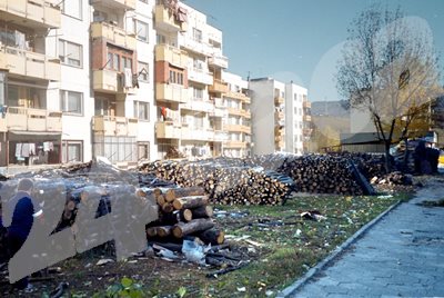 Дърва са струпани пред жилищни блокове. Голяма част от българските домакинства се отопляват на твърдо гориво.