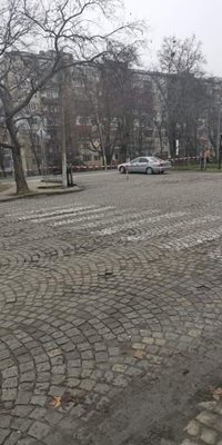 Мерцедесът между двете бариери на жп прелеза в Пловдив.