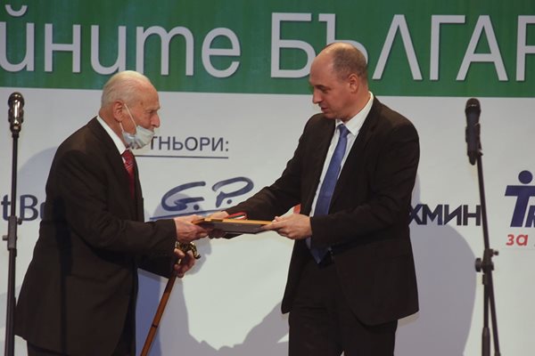 Ангелин Цачев, изпълнителен директор на Електроенергийния системен оператор награди 94-годишният Георги Милушев.