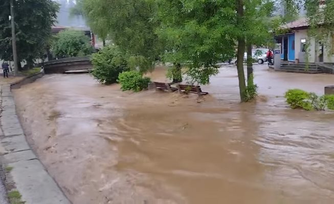Потоп в Подбалкана, спасяват мъж на покрив с хеликоптер