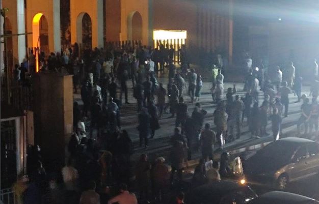 Полицията стреля по протестиращи студенти в Иран (Видео)