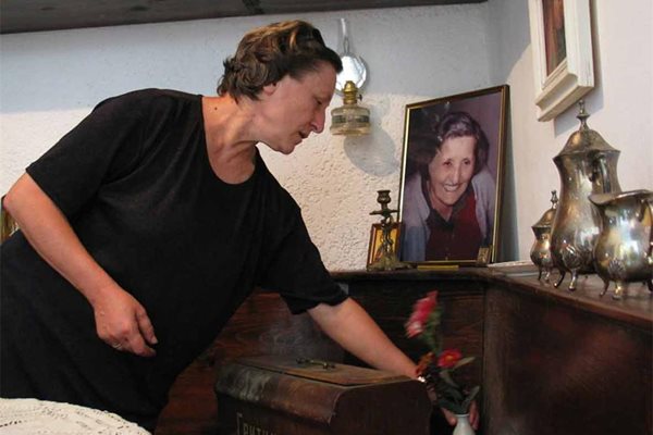 Нешка Робева в дома си. На стената се вижда газената лампа на майка й, а долу - старата шевна машина на леля й.