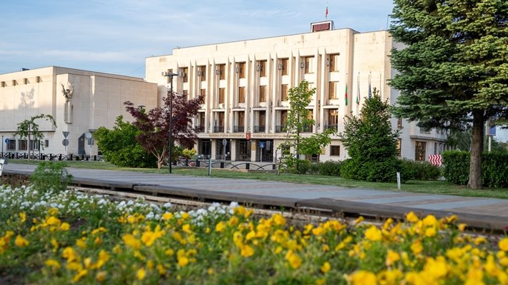 Доброволци градят параклис в болница