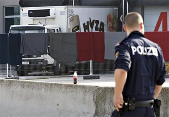 Телата на 71 мигранти бяха намерени на 27 август 2015 година в изоставен хладилен камион в австрийската провинция Бургенланд СНИМКА: Ройтерс/архив