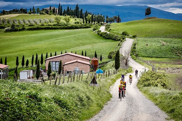 Тосканските пейзажи са истинска наслада за окото по време на надпреварата на ретро велосипедистите.