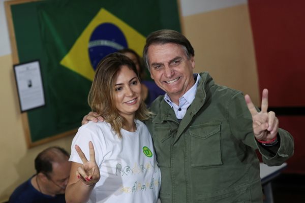 Новоизбраният бразилски президент и 27 години по-младата му съпруга по време на кампанията.