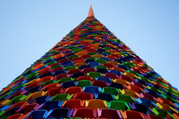 Коледно дърво, направено от пластмасови столове, в Монтерей, Мексико