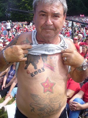 Старият рокер от Пловдив Любо показва как и татуировките му говорят, че е ляв човек.
