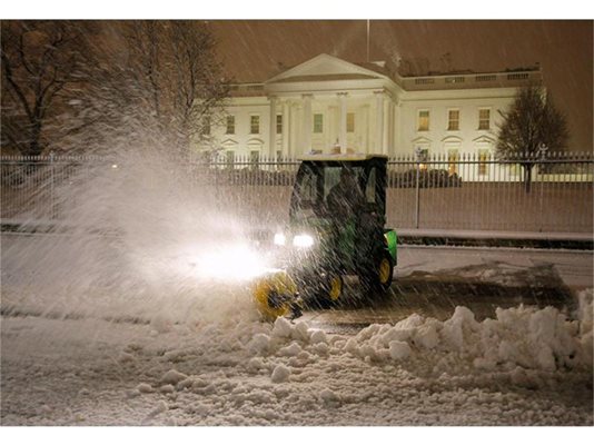 Сняг блокира Обама, спря полети в САЩ