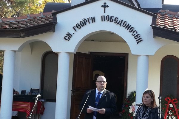 Представителят на "Патриа" Юха Юстиоки пред черквата "Св. Георги Победоносец"