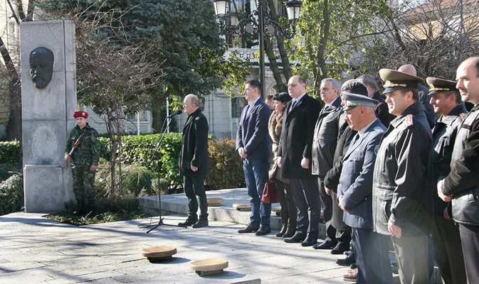 Тържествената церемония се проведе пред паметника на Стефан Стамболов