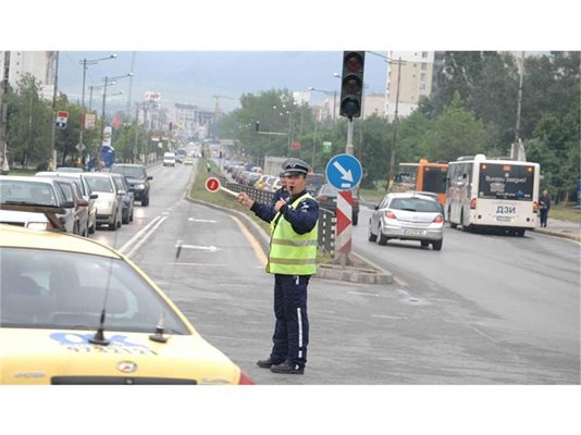 Пътни полицаи регулират зелената вълна по бул. "Александър Малинов". 
