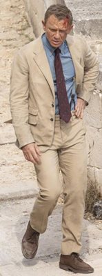 Джеймс Бонд носи вратовръзка с широчина от 8 сантиметра.