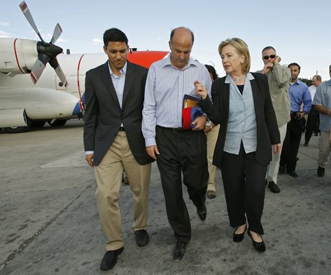 Хилари Клинтън по времето, когато е държавен секретар, заедно с Кенет Мъртън на международното летище в Порт О Пренс малко след земетресението в Хаити през 2010 г.