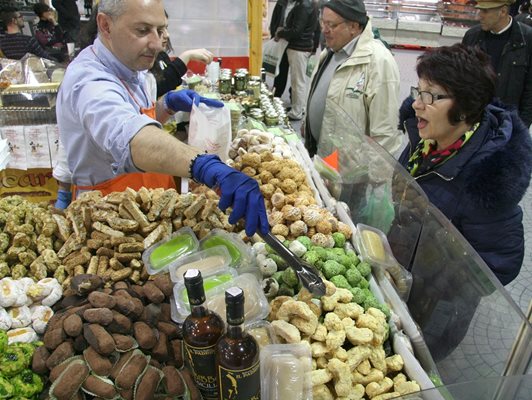В очакване на тежката зима българинът сви покупките на храна с около една пета.

СНИМКА: “24 ЧАСА”