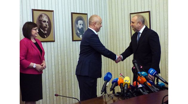 Юли 2022 г. Георги Свиленски и Румен Радев се ръкуват, след като БСП е върнала третия мандат за съставяне на правителство в 47-ото НС.