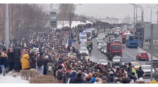 Огромното множество, което се събра да изпрати Навални, са руснаците, които искат да живеят в нормална страна. КАДЪР: Екс/teamnavalny