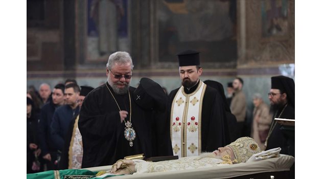 Митрополитите се покланят пред Негово Светейшество патриарх Неофит