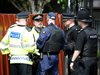 Въоръжени полицаи пазят влаковете във Великобритания за пръв път в историята