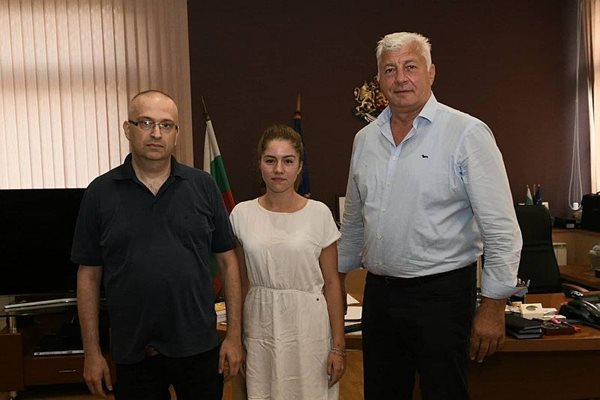 Областният управител на Пловдив Здравко Димитров покани в петък бащата на Мила и приятелката й Симона, за да им съобщи, че здравната каса ще плати лечението.